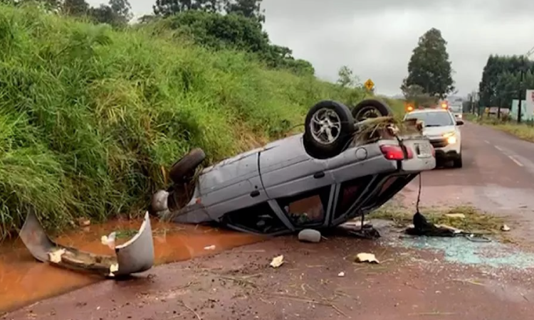 Carro capota na BR-369 em Cascavel.