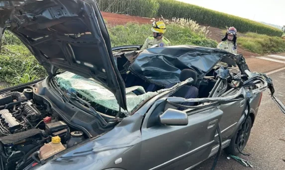 Carro fica destruído em acidente na BR-467 em Cascavel.