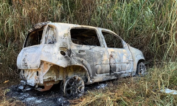 Carro que pode ter sido usado por atirador é encontrado no reassentamento São Francisco.