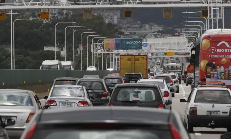 CARRO VENCE O ÔNIBUS: AUTOMÓVEL É O MEIO DE TRANSPORTE MAIS USADO PELOS BRASILEIROS PARA IR AO TRABALHO, DIZ CENSO