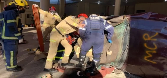 CASCAVEL: 4º Grupamento de Bombeiros do Paraná realiza treinamento para aprimoramento de técnicas de salvamento veicular.