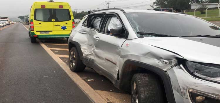 CASCAVEL: Acidente entre carro e caminhão é registrado no Trevo da Portal  