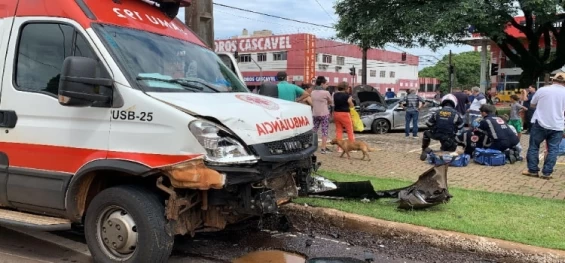 CASCAVEL: Ambulância do Samu se envolve em grave acidente a caminho de ocorrência.