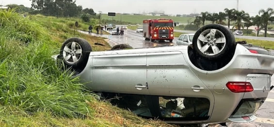 CASCAVEL: Ao aquaplanar, motorista atropela homem que trocava pneu e capota na BR-467.