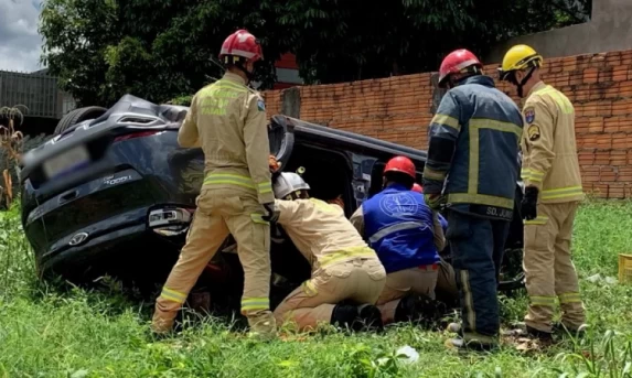 CASCAVEL: Após batida, carro capota e motorista fica encarcerada no bairro Coqueiral.