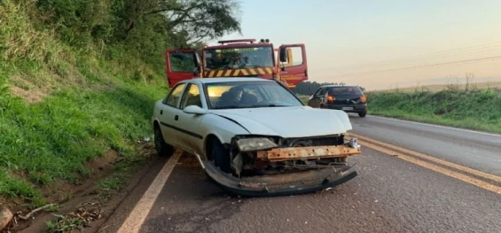 CASCAVEL: Batida entre carro e caminhão deixa vítima ferida na PR 180.