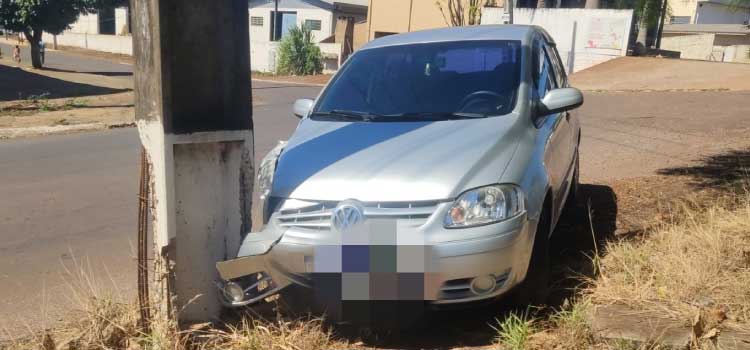 CASCAVEL: Câmera flagra motorista atingindo poste em fuga da polícia no bairro Turisparque