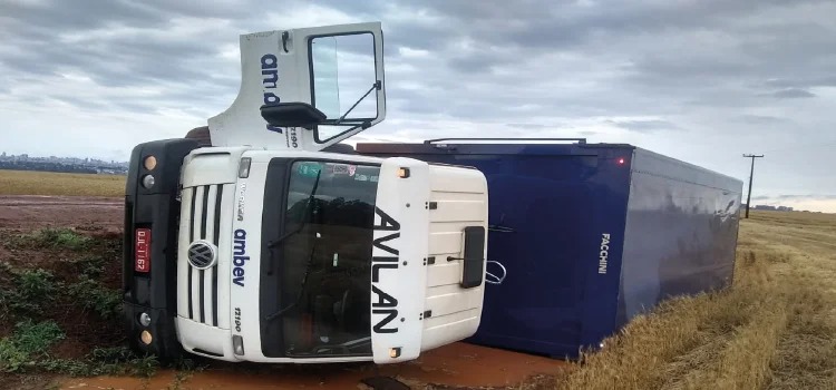 CASCAVEL: Caminhão carregado com cerveja tomba na Estrada Chaparral