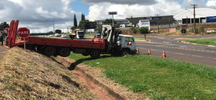 CASCAVEL: Caminhão desgovernado cai na BR-277 e quase invade rodovia.