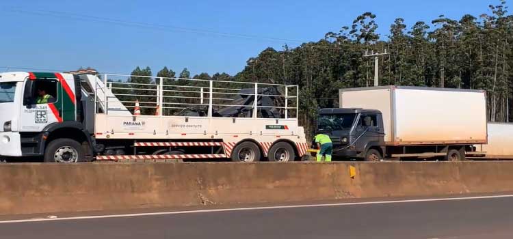 CASCAVEL: Caminhões se envolvem em colisão traseira na BR-277 em Cascavel.