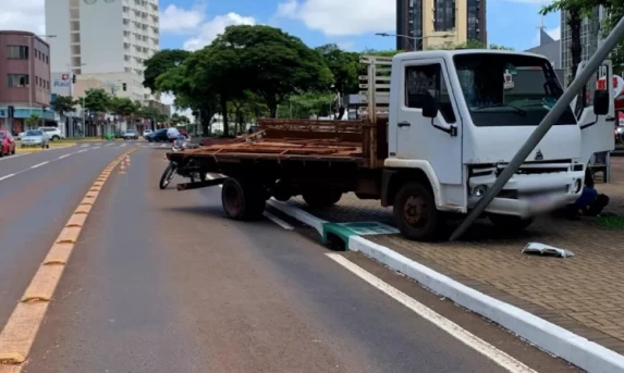 CASCAVEL: Caminhoneiro sofre infarto, atravessa pista e bate contra carros.