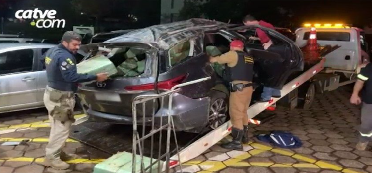 CASCAVEL: Caminhonete com 1,1 tonelada de maconha capota na PR 180.