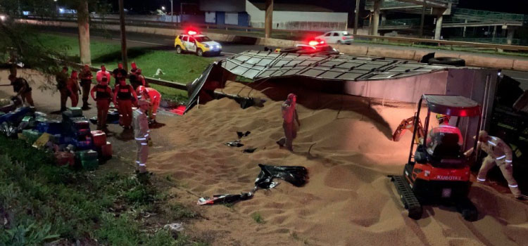 CASCAVEL: Carreta carregada com 3,2 toneladas de maconha tomba na BR 467.