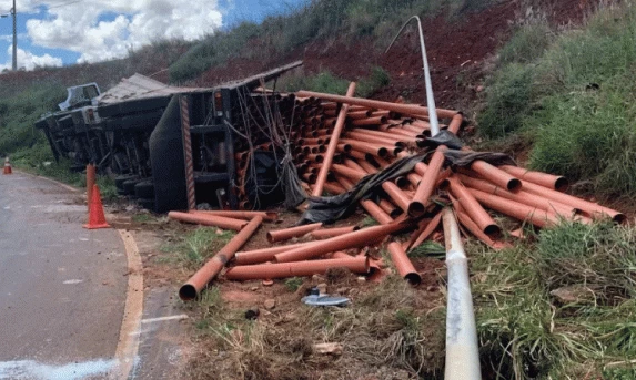 CASCAVEL: Carreta carregada com canos de PVC tomba no Contorno Oeste.