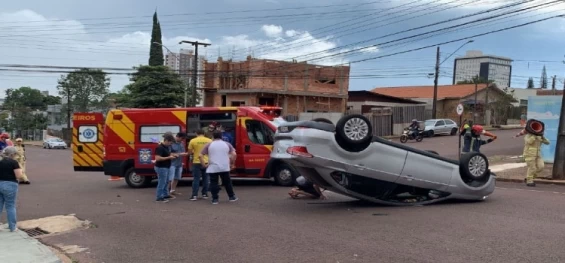 CASCAVEL: Carro capota após batida no centro da cidade.