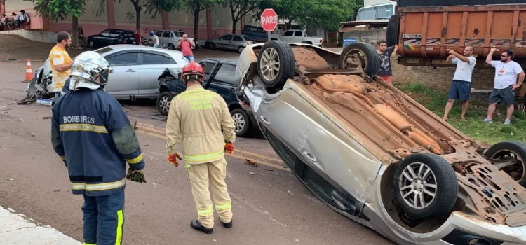 CASCAVEL: Carro capota depois de batida com outros três.