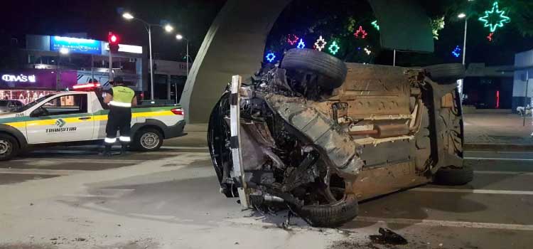 CASCAVEL: Carro capota em plena Avenida Brasil, no centro da cidade