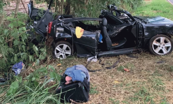 CASCAVEL: Casal fica gravemente ferido em capotamento na PR-180.