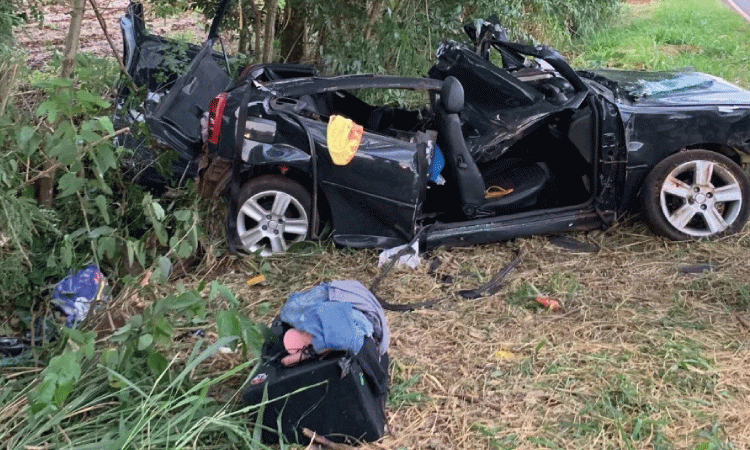 CASCAVEL: Casal fica gravemente ferido em capotamento na PR-180.