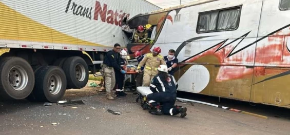 CASCAVEL: Colisão entre motorhome e carreta deixa vítimas encarceradas no Trevo Portal.