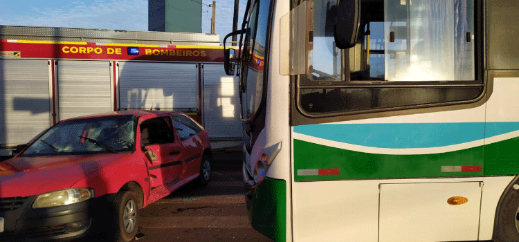 CASCAVEL: Condutora de 26 anos fica ferida após ser colidida e arrastada por ônibus.