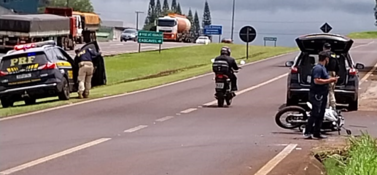 CASCAVEL: Durante fuga, motociclista bate contra viatura da PRF e fica ferido na marginal da BR-277.