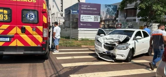 CASCAVEL: Forte colisão de trânsito deixa três feridos no centro da cidade.