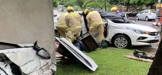 CASCAVEL: Forte colisão de trânsito no bairro Canadá deixa idosa encarcerada; Corpo de Bombeiros é acionado.