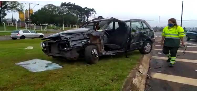 CASCAVEL: Forte colisão entre carro e caminhão deixa mulher ferida na BR-277