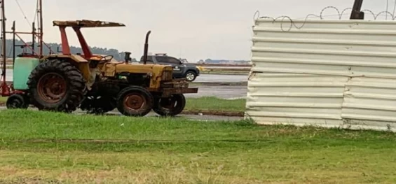 CASCAVEL: Fortes ventos derrubam biruta no Aeroporto.