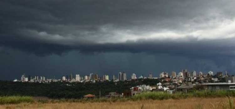 CASCAVEL: Granizo, vendaval, quedas de árvores, postes e destelhamentos: o temporal pela região destelhamentos: o temporal pela região