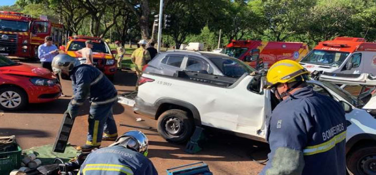 CASCAVEL: Grave acidente deixa duas pessoas feridas na Avenida Brasil; uma delas ficou encarcerada.