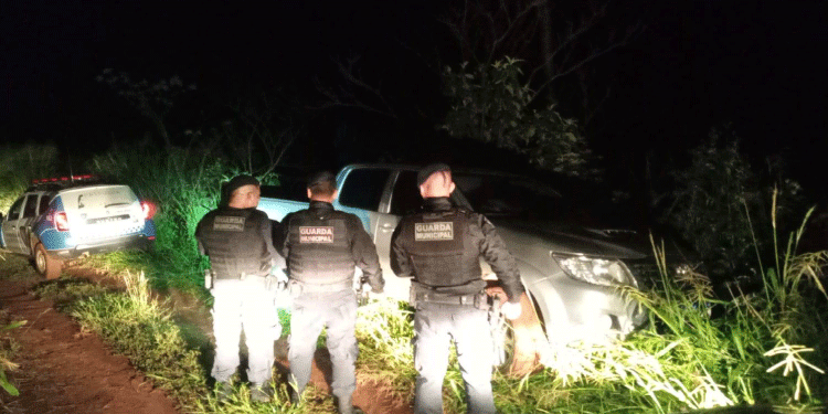 CASCAVEL: Hilux tomada em assalto no Florais é encontrada pela Guarda Municipal em estrada rural.