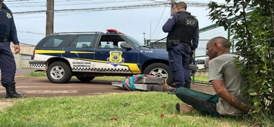 CASCAVEL: Homem é detido por agentes da Guarda Civil Patrimonial após tentativa de furto de lâmpadas em galpão na Avenida Assunção.