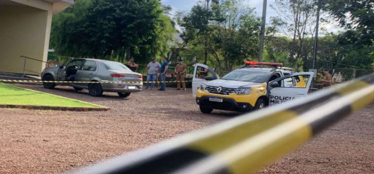 CASCAVEL: Homem é encontrado morto com disparo de arma de fogo em carro no bairro Country.