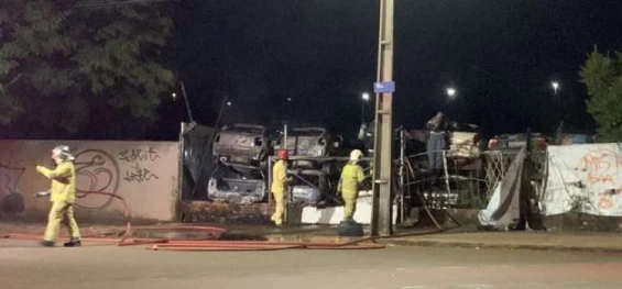 CASCAVEL: Incêndio atinge veículos no pátio do Detran durante a madrugada.