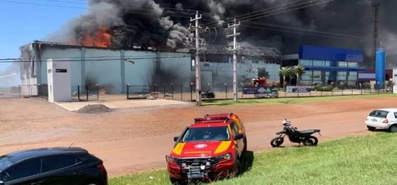 CASCAVEL: Incêndio de grandes proporções em empresa mobiliza Corpo de Bombeiros na BR 277.