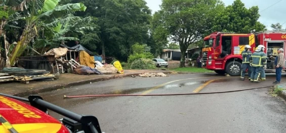 CASCAVEL: Incêndio destrói barraco de catador de materiais recicláveis.