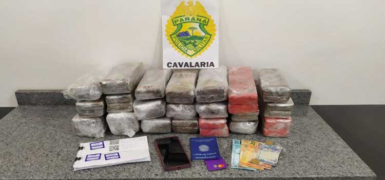 CASCAVEL: Jovem de 19 anos é detida em ônibus transportando 21 tabletes de maconha.