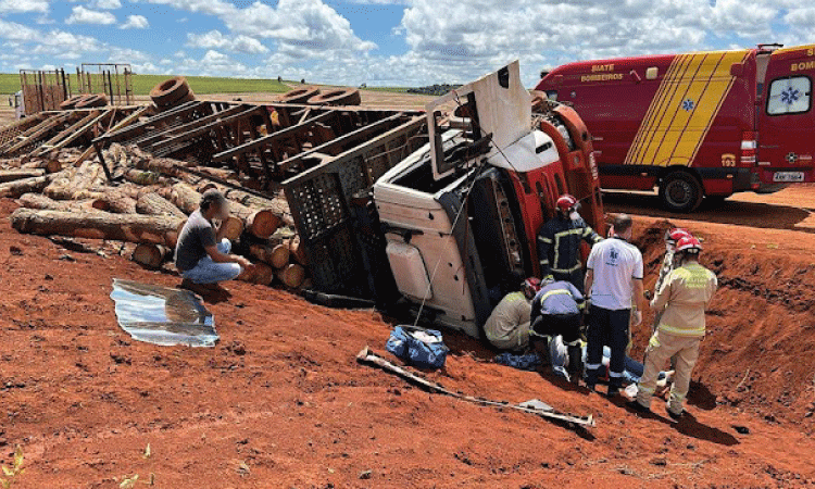 CASCAVEL: levando madeira, motorista fica ferido após sofrer acidente.