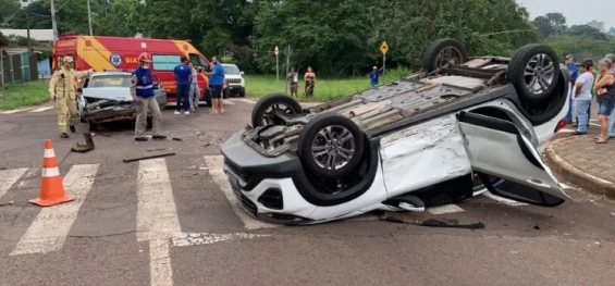 CASCAVEL: Mãe e filha ficam feridas após batida seguida de capotamento no Centro.