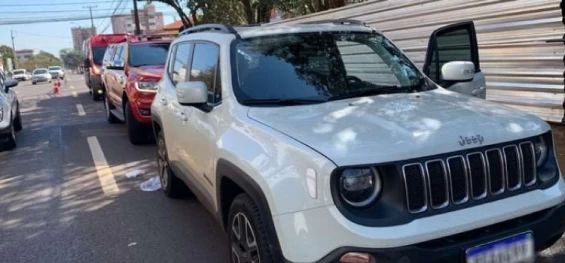 CASCAVEL: Motociclista fica em estado grave após colisão com Jeep Renegade no Centro.