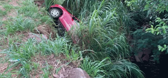 CASCAVEL: Motorista perde controle da direção e cai em barranco em Cascavel.
