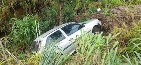 CASCAVEL: Motorista perde o controle e cai em barranco na BR-277 após ser fechado por motociclista.