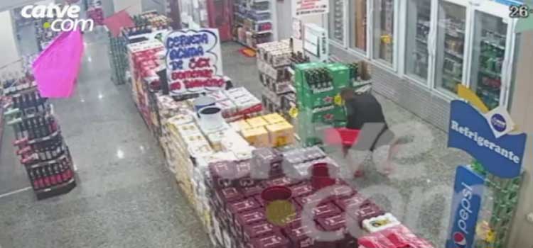 CASCAVEL: Mulher esconde produtos debaixo da saia, em supermercado.