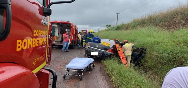 CASCAVEL: Mulher sofre fratura após forte colisão entre carro e caminhão na PR-486.