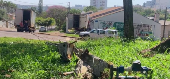 CASCAVEL: Muro de residência é destruído por caminhão desgovernado.