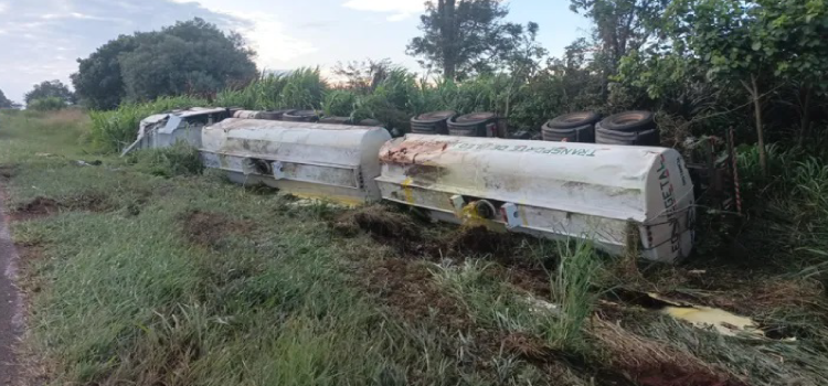 CASCAVEL: Para evitar colisão, caminhão desvia de ônibus e tomba às margens da BR-277.