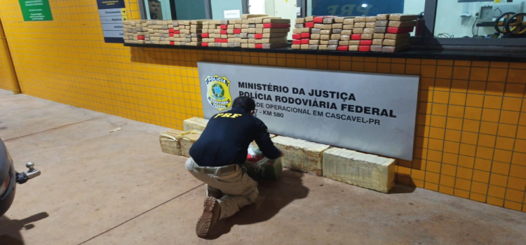 CASCAVEL: PRF apreende 254,50 kg de maconha após veículo capotar na BR-277