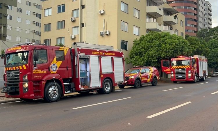 Cascavel: Princípio de incêndio em edifício na Rua Minas Gerais mobiliza equipes do Corpo de Bombeiros